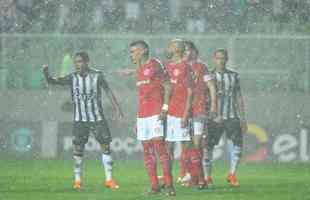 Em jogo com chuva de granizo e 'apago' no Horto, Galo  batido pelo Internacional por 1 a 0