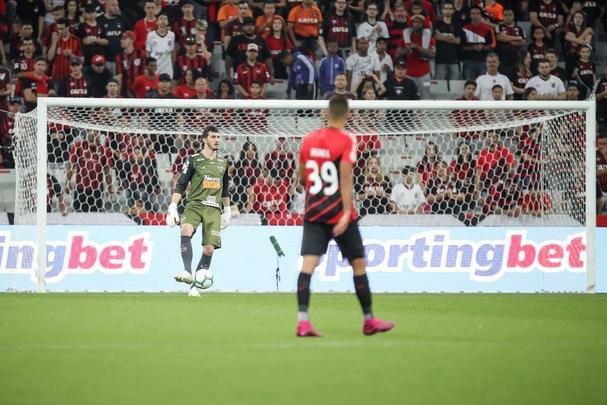 Galo perdeu muitas chances e acabou tropeando em Curitiba
