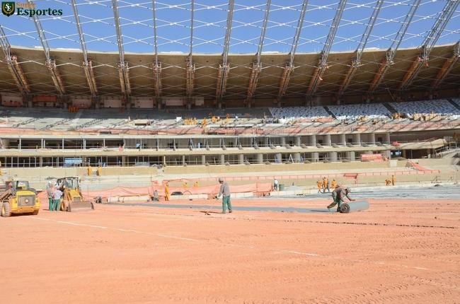 02/10/2012 - Estrutura da nova cobertura quase totalmente prontas. No anel superior e inferior, comea a instalao de cadeiras. Obras avanam nos camarotes e reas vip. No campo, preparao da drenagem.