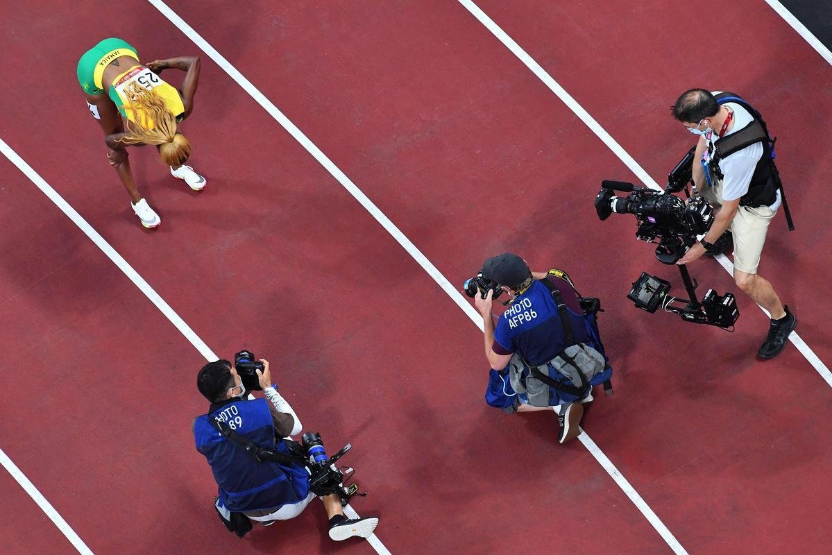 Fotos espetaculares da vitria da jamaicana Elaine Thompson-Herah nos 100m rasos dos Jogos Olmpicos de Tquio com o tempo de 10s61. A velocista quebrou o recorde olmpico e comandou o pdio jamaicano ao lado de Ann Fraser-Pryce, prata, e Shericka Jackson, bronze.