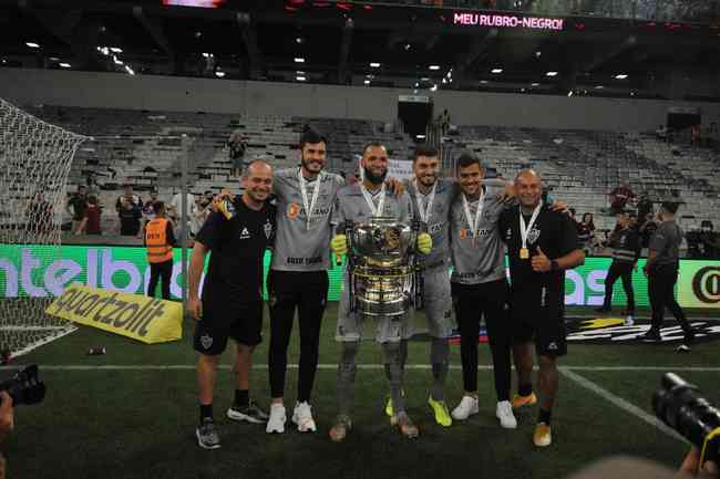 Atlético ergue a taça e festeja bi da Copa do Brasil