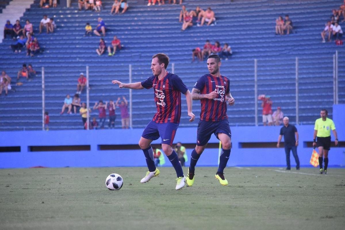 Cerro Porteo - segundo colocado geral no Campeonato Paraguaio (fase de grupos)
