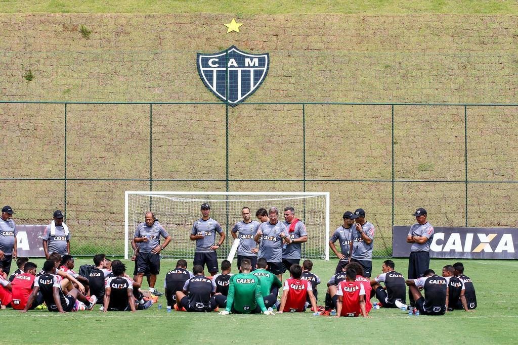 Imagens do treino coletivo comandado por Oswaldo de Oliveira