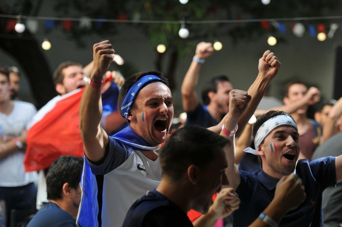 Franceses foram  loucura, em BH, com bicampeonato mundial da seleo na Rssia