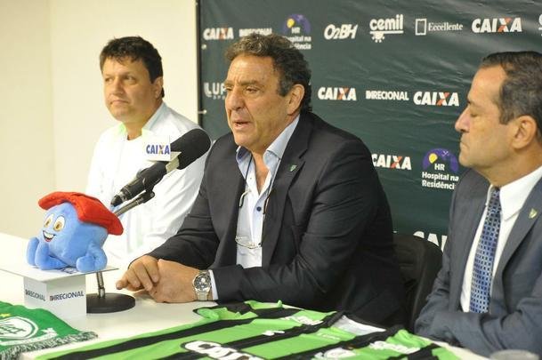 Depois de conversa com diretoria no campo, Adilson Batista foi apresentado como novo treinador do Amrica