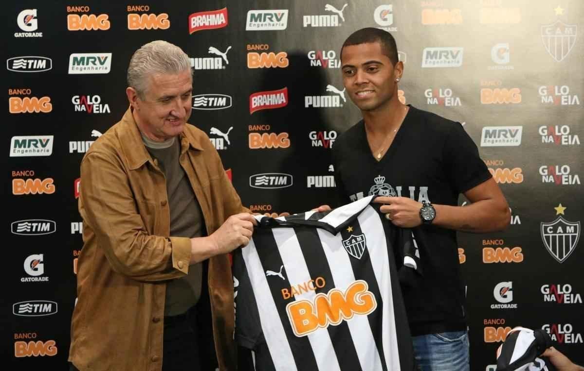 13/08/2014. Apresentacao do jogador do Atltico, o meia Rafael Carioca, no Centro de Treinamento. Na foto, o diretor de futebol Paulo Maluf.