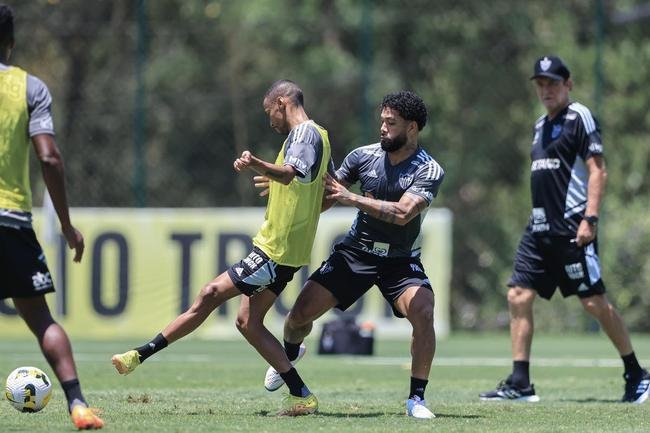 Fotos do treino do Atltico nesta quarta-feira (12/10), na Cidade do Galo. Em recuperao de um incmodo na panturrilha esquerda, Hulk fez funcional no campo e ainda  dvida para o confronto contra o Flamengo, no sbado, s 20h30, no Maracan, pelo Brasileiro