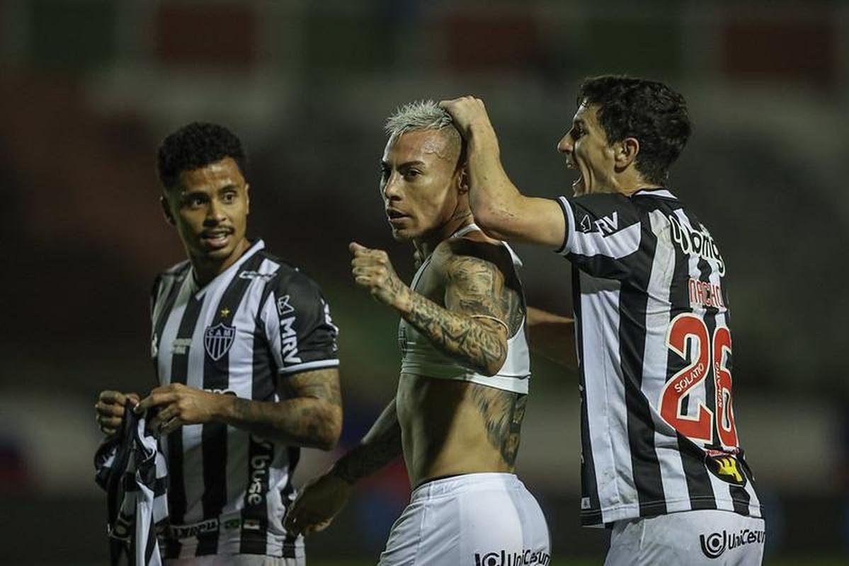 No jogo de volta, no estdio Joia da Princesa, em Feira de Santana-BA, o Galo sofreu um susto. O Tricolor baiano marcou dois gols ainda no primeiro tempo, com Rossicley e Juninho Capixaba, mas o atacante Eduardo Vargas descontou na segunda etapa. O placar final de 2 a 1 foi suficiente para garantir a classificao  prxima fase. 