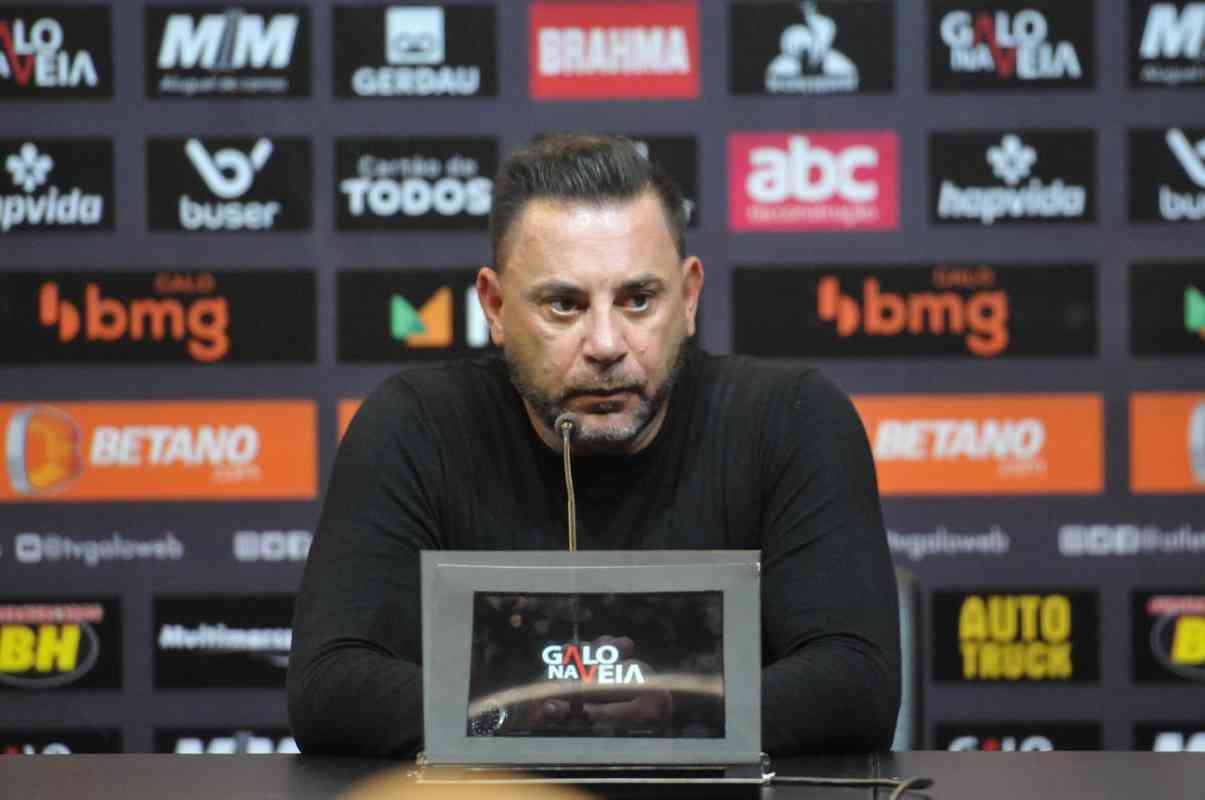 As reações do técnico do Atlético, Turco Mohamed, durante a entrevista coletiva, no Mineirão, após o empate com o Santos