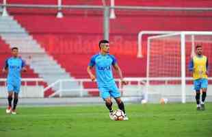 Fotos do treino do Cruzeiro no estdio Libertadores de Amrica, casa do Independiente, em Avellaneda. Time celeste fechou preparao para o jogo contra o Racing, s 21h30 desta tera-feira, no El Cilindro, pela primeira rodada do Grupo 5 da Copa Libertadores (Ramon Lisboa/EM D.A Press)