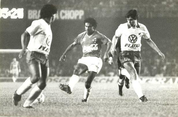 1988 - Supercopa da Libertadores - Cruzeiro foi vice-campeão ao ser derrotado pelo Racing-ARG na decisão. Imagem da partida diante do Nacional-URU, no Mineirão, no segundo jogo da semifinal.