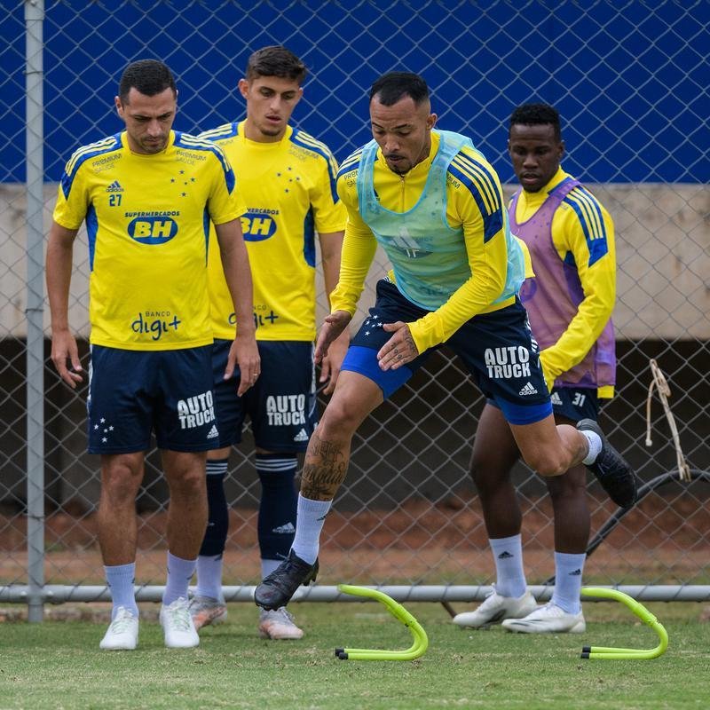 Jogadores do Cruzeiro realizaram primeiro treino sob comando de Mozart nesta sexta-feira (11/06)