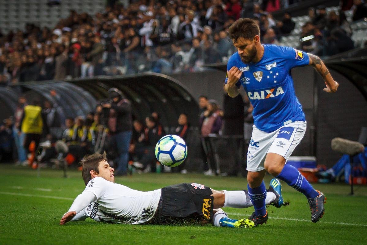 Fotos do amistoso entre Corinthians e Cruzeiro, que terminou empatado por 2 a 2, nesta quarta-feira (11/7), na Arena Corinthians, em So Paulo. Gols da Raposa foram marcados por Henrique e Rafael Sobis.