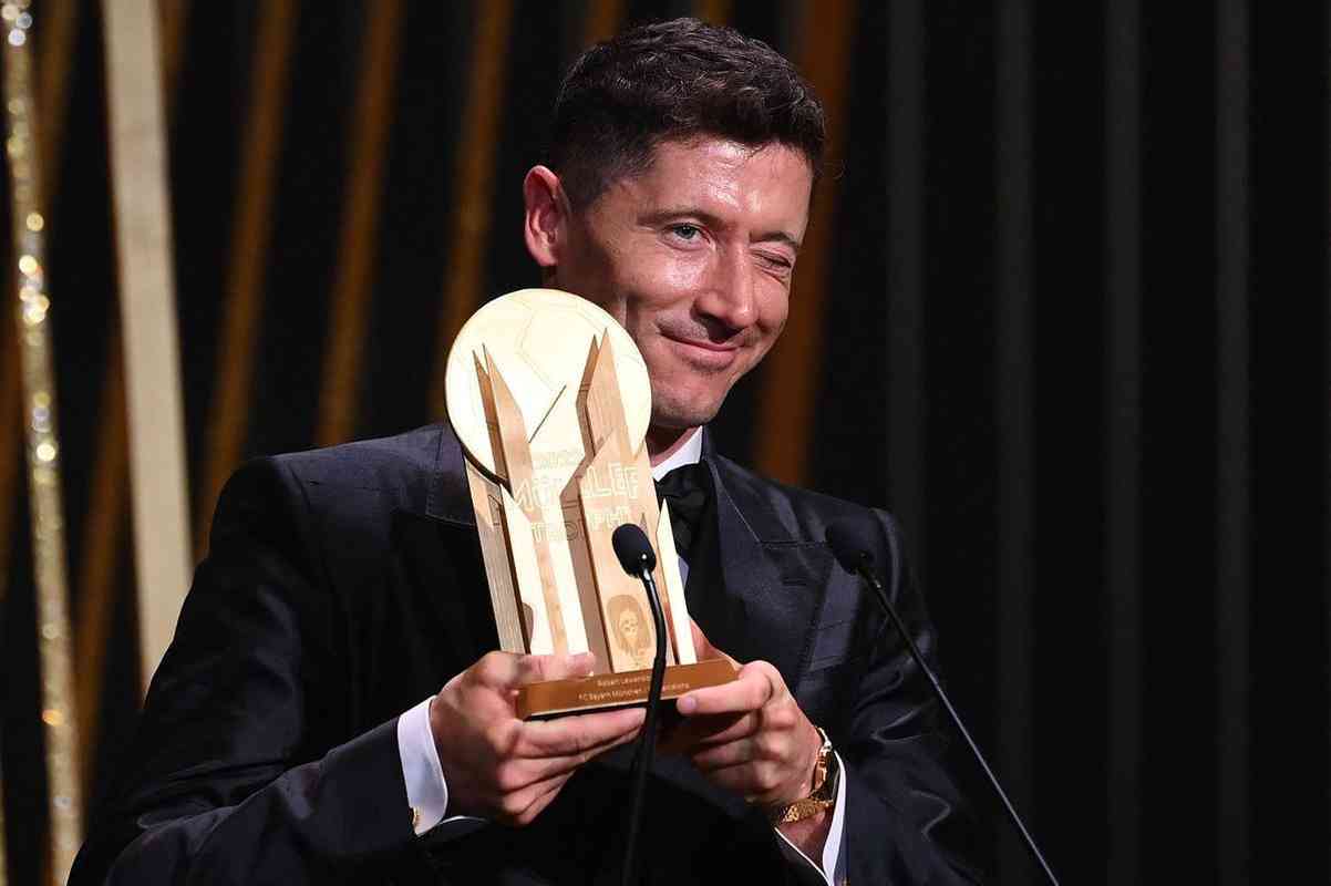 Robert Lewandowski recebeu o prmio de maior artilheiro de 2022 no prmio Bola de Ouro, da Revista France Football