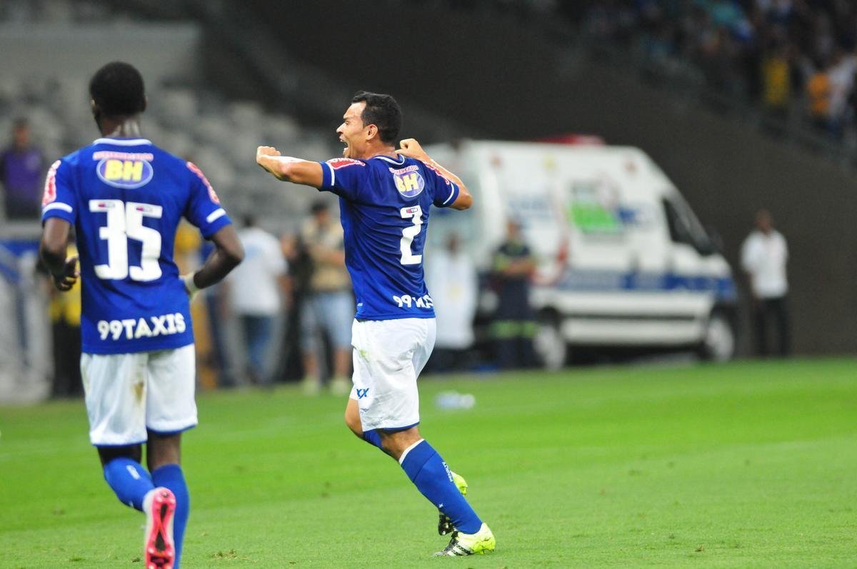 Cear (lateral-direito) - 1 gol