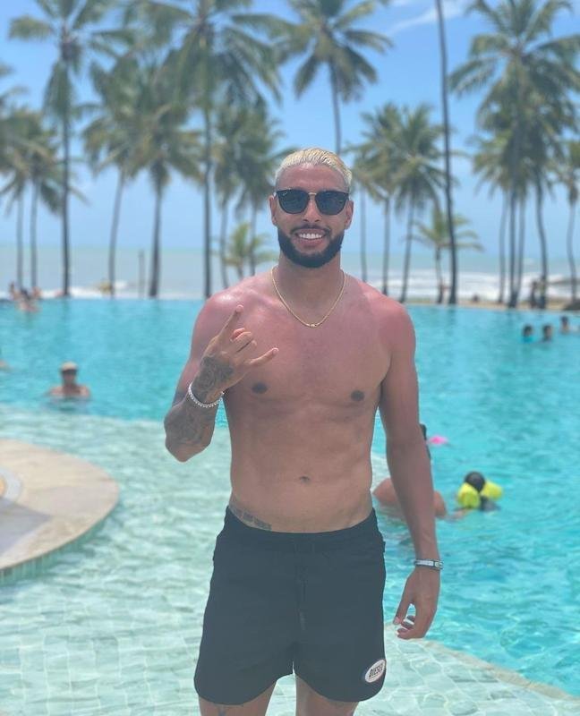 Zagueiro Nathan Silva curte frias na praia
