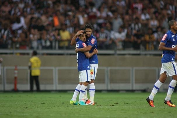 Jogadores do Cruzeiro comemoram gol de empate no clssico, marcado por Robinho