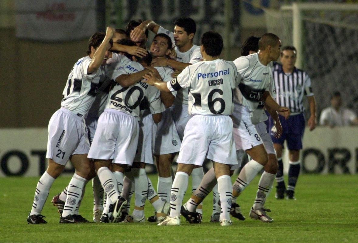 Em 2003, o Olimpia-PAR passou com duas vitrias, trs empates e uma derrota. O time foi eliminado nas oitavas de final.
