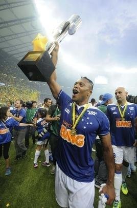 Mesmo com derrota para o Bahia, Cruzeiro fez festa e recebeu o trofu do Brasileiro