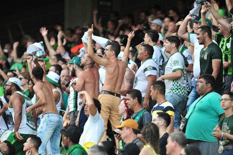 As torcidas de Amrica e Atltico no Independncia, durante o clssico pela 24 rodada do Campeonato Brasileiro