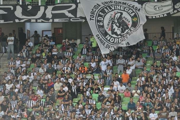 Torcedores de Atltico e Flamengo compareceram ao Horto nesta noite de sbado para assistir ao confronto entre os tradicionais rivais