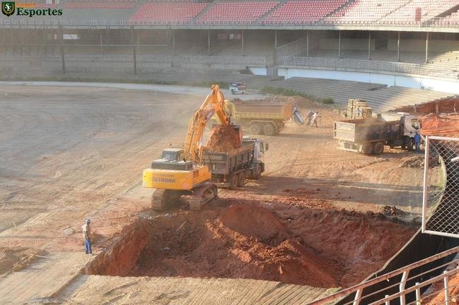 09/08/2010 - Fase de demolio de estruturas internas do estdio, como geral, e rebaixamento do gramado