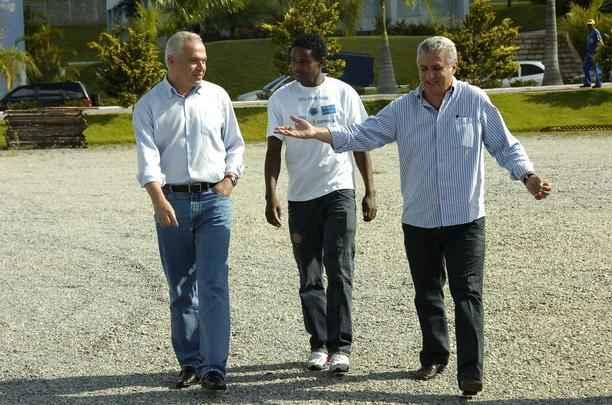 26/02/2008 - Apresentação do novo jogador de futebol do Cruzeiro, o volante Elicarlos, na Toca da Raposa II, em Belo Horizonte. Na foto, o jornalista Guilherme Mendes (e), Elicarlos e Eduardo Maluf