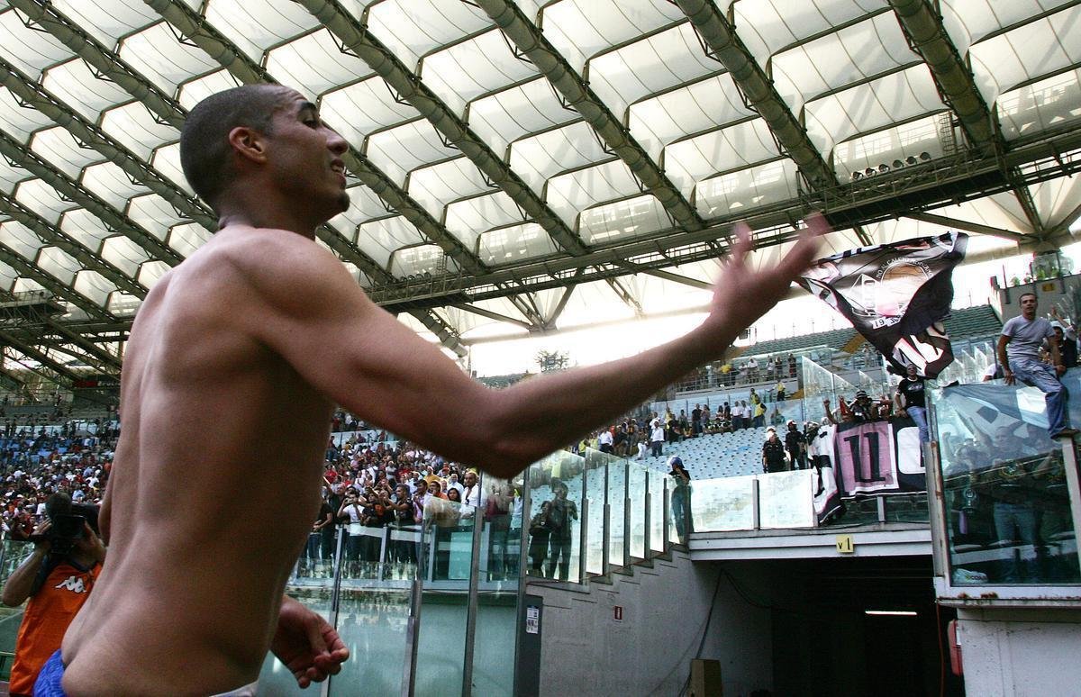 Juventus - O Campeonato Italiano de 2001/2002 foi eletrizante at o fim. Na ltima rodada, trs equipes disputavam o ttulo: Internazionale, Roma e Juventus. Na arrancada rumo ao ttulo, o time de Turim venceu os cinco jogos finais, tirou uma diferena de seis pontos e saltou da terceira para a primeira posio. Foi a 26 Srie A conquistada pela Velha Senhora, que contou com impressionantes 24 gols de David Trezeguet na campanha.