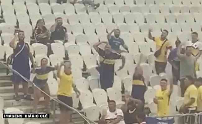 Torcedor do Boca Juniors imitou gestos de um macaco no intuito de provocar corintianos no estádio 
