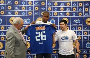 Apresentao do zagueiro Ded ao Cruzeiro. Jogador participou de ao de marketing, foi a supermercado e divulgou programa scio do futebol, que d desconto na compra de produtos