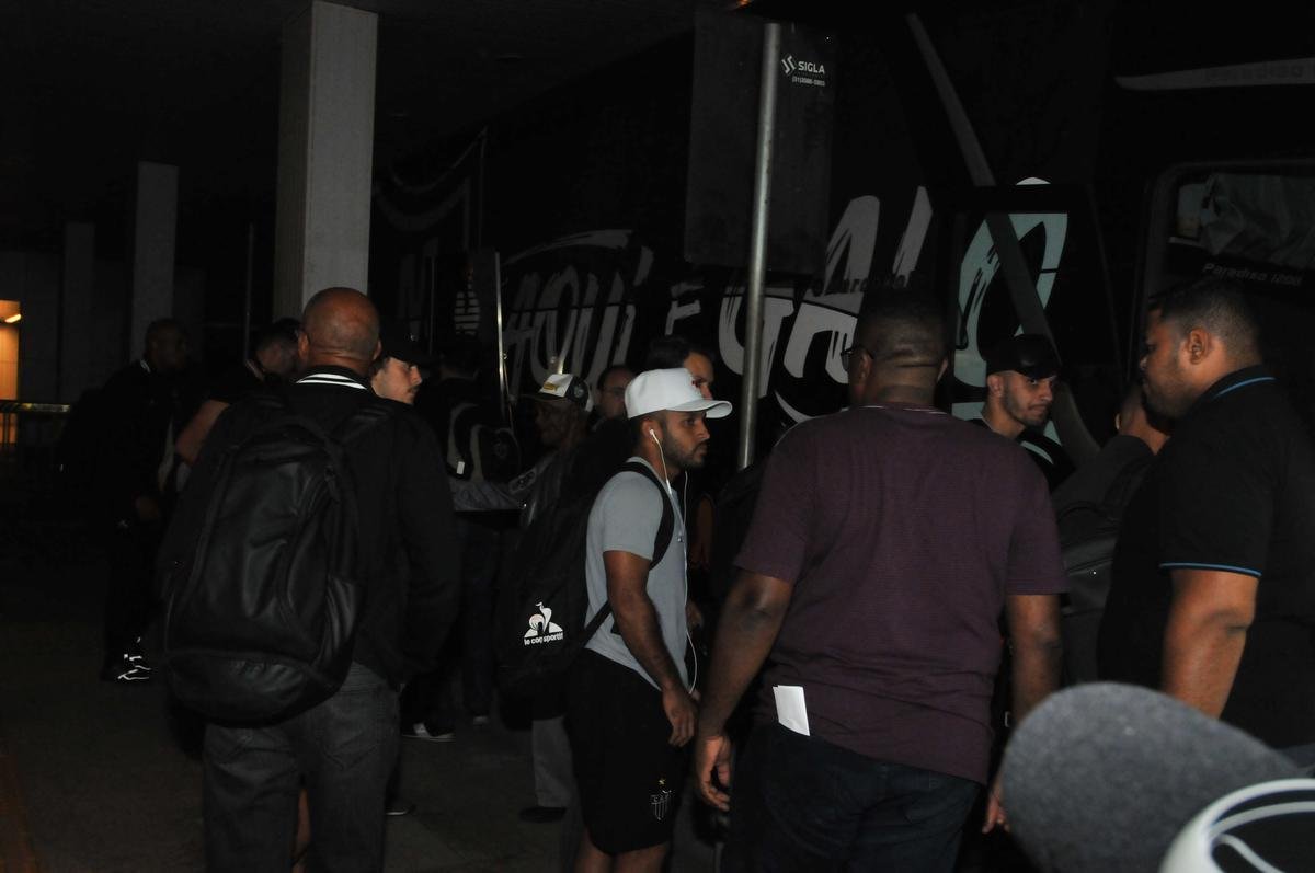 Jogadores do Atltico desembarcaram nesta quinta-feira, em Confins, na Grande Belo Horizonte, aps eliminao vexatria para Afogados-PE na Copa do Brasil. Demitidos, tcnico Rafael Dudamel, diretor de futebol Rui Costa e gerente de futebol Marques estavam junto com a delegao, mas no concederam entrevista.