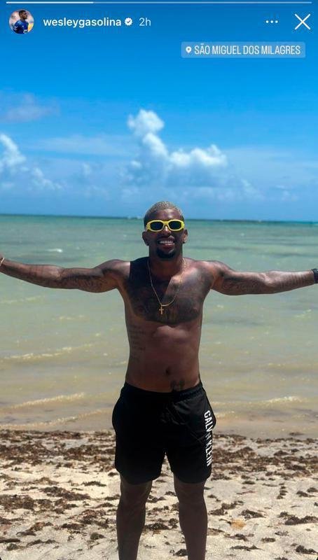 O lateral Wesley Gasolina aproveitou o mar de So Miguel dos Milagres, em Alagoas