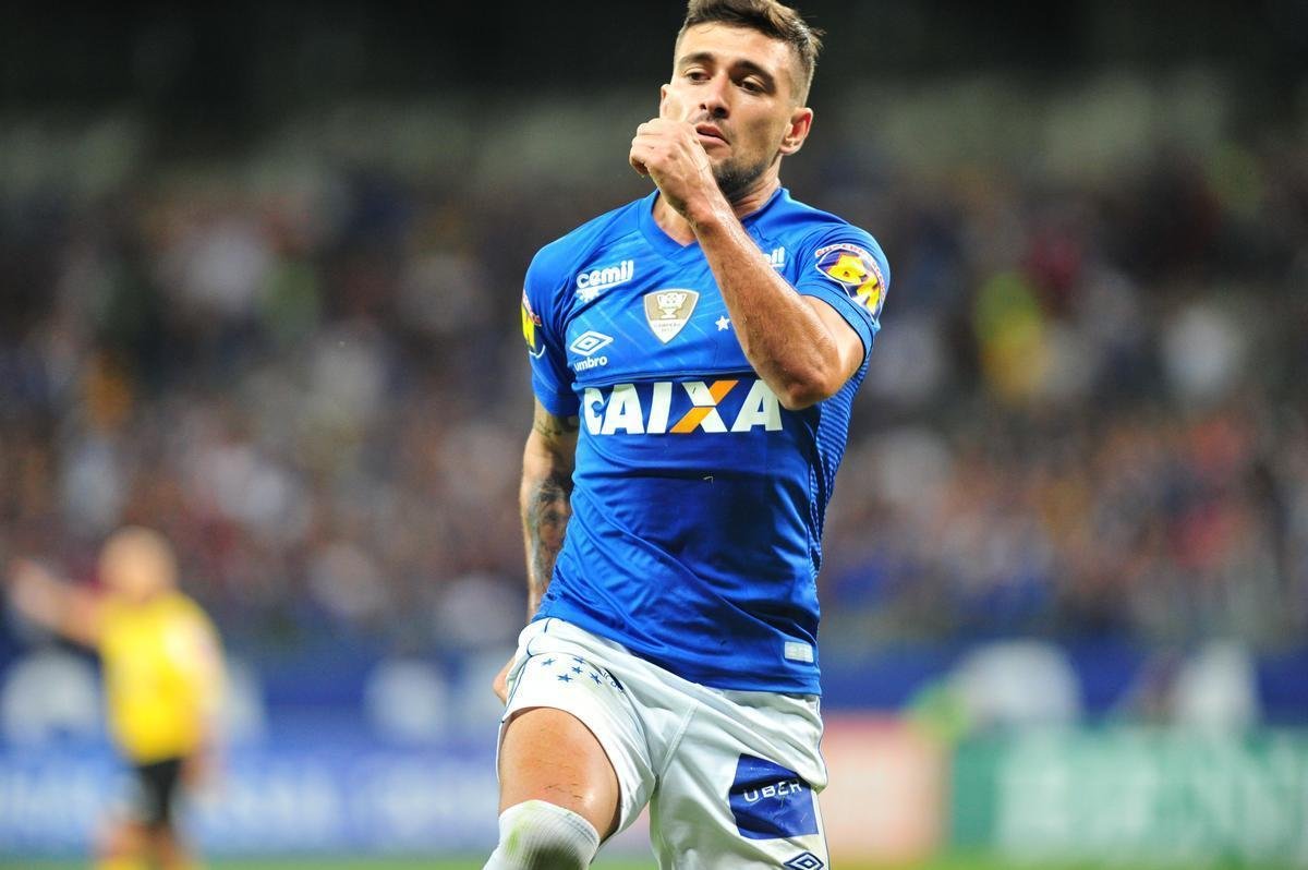 Cruzeiro fez o dever de casa e venceu o Furaco por 2 a 1