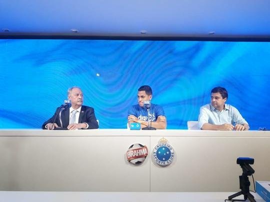 Pedro Rocha foi apresentado pelo Cruzeiro na tarde desta sexta-feira (05/04)