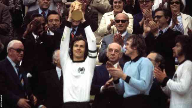 Franz Beckenbauer levanta o troféu da Copa do Mundo após a vitória final da Alemanha Ocidental sobre a Holanda em 1974
