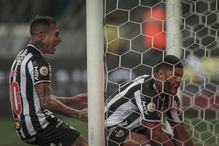 Hulk empatou novamente o jogo para o Atlético: 2 a 2
