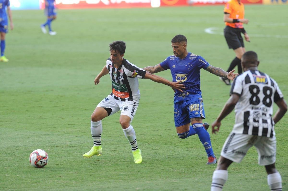 Fotos da vitria do Cruzeiro sobre o Athletic de So Joo del-Rei, por 1 a 0, no Mineiro, pela quarta rodada do Campeonato Mineiro de 2021. Marcelo Moreno, de pnalti, marcou o gol do triunfo celeste no Gigante da Pampulha