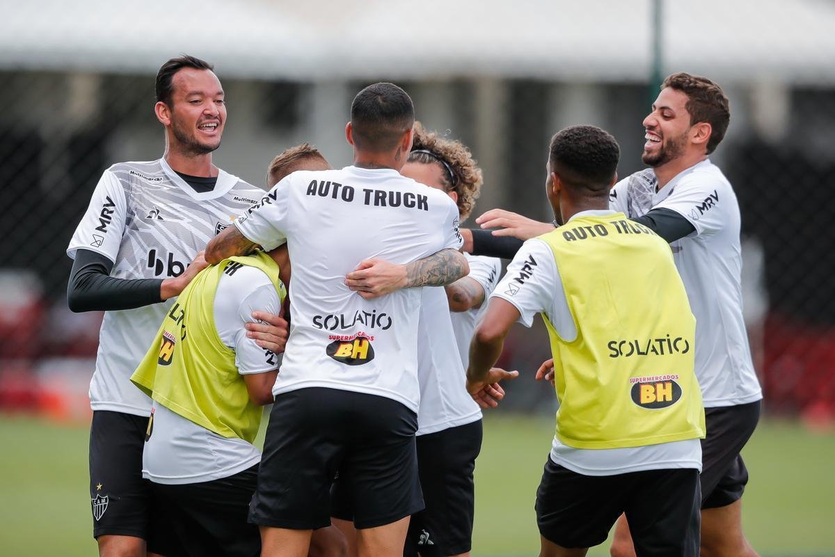 Aps polmica balada, Dylan e Marrony participam normalmente do treino na Cidade do Galo