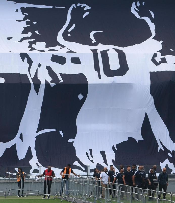 Corpo de Pel  velado na Vila Belmiro, estdio do Santos. 