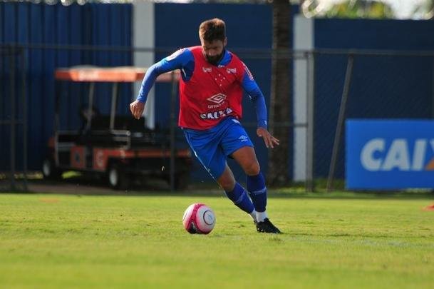 Sem Thiago Neves, que est com desgaste na panturrilha, Mano Menezes escalou o time titular do Cruzeiro no coletivo com Fbio; Lucas Romero, Leo, Murilo e Egdio; Henrique e Ariel Cabral; Robinho, Arrascaeta e Rafinha; Fred. Os reservas atuaram com Rafael; Arthur, Digo, Manoel e Marcelo Hermes; Lucas Silva, Nonoca e Bruno Silva; Rafael Marques, Rafael Sobis e Judivan
