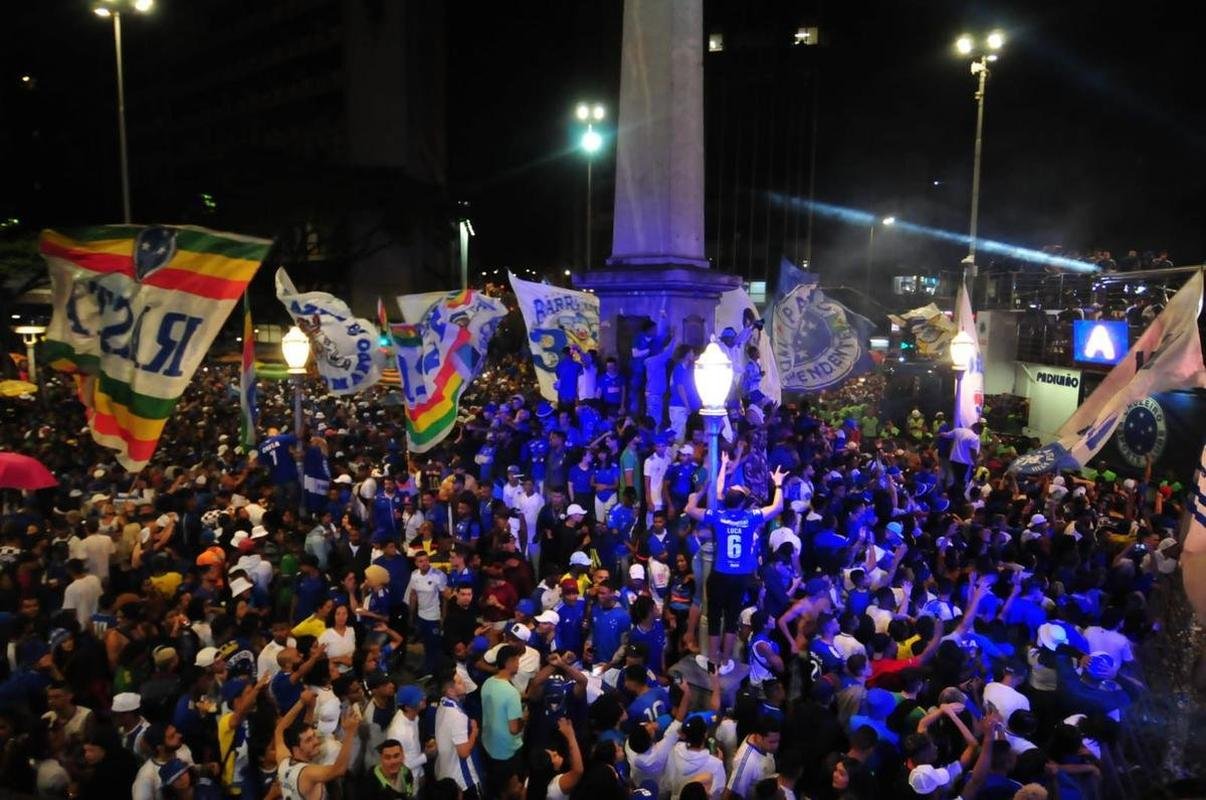 Festa do Cruzeiro na Praa 7 de Setembro, em Belo Horizonte, em comemorao ao acesso  Srie A do Campeonato Brasileiro de 2023