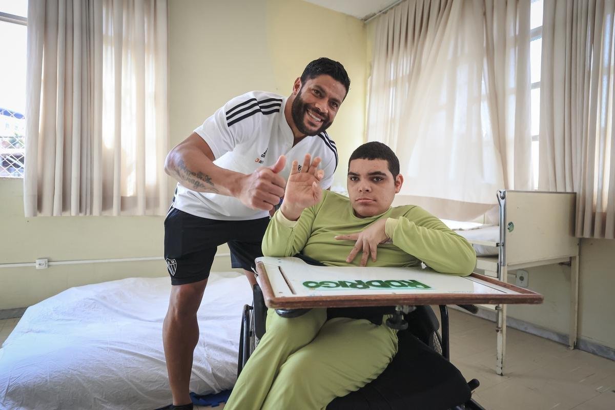 Jogadores do Atltico visitam Ncleo Assistencial Caminhos para Jesus