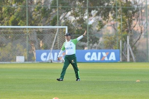 Depois de reunio com elenco e diretoria, Adilson Batista observou treino comandado por Drubscky no Amrica