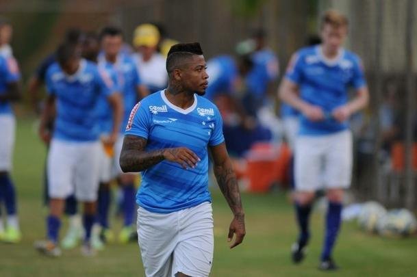 Marinho (atacante) - Comprado por R$ 1,5 milhão ao Ceará, o veloz e habilidoso meia-atacante marcou em sua estreia pelo Cruzeiro, na vitória por 2 a 0 sobre o Atlético-PR, pela 11ª rodada do Campeonato Brasileiro de 2015. Fez apenas nove jogos com a camisa celeste até ficar fora dos planos. Em 2016, o jogador acertou com o Vitória, pelo qual marcou 21 gols em 43 partidas. Já em 2017, o chinês Chanchung Yatai o comprou por 5 milhões de euros.