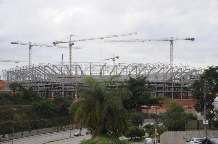Nesta quarta-feira (20), as obras da Arena MRV, no Bairro Califórnia, em Belo Horizonte, adentraram em uma nova etapa. Isso porque as placas da cobertura do estádio começaram a ser instaladas, conferindo 'novo visual' ao projeto da futura casa do Atlético.