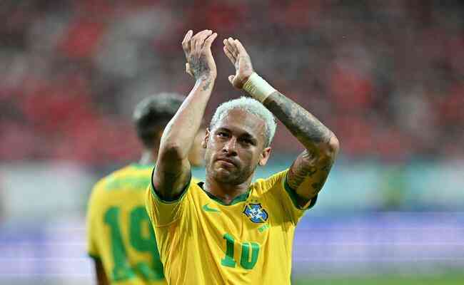 Neymar aplaude a torcida depois da vitória brasileira sobre a Coreia do Sul, em Seul
