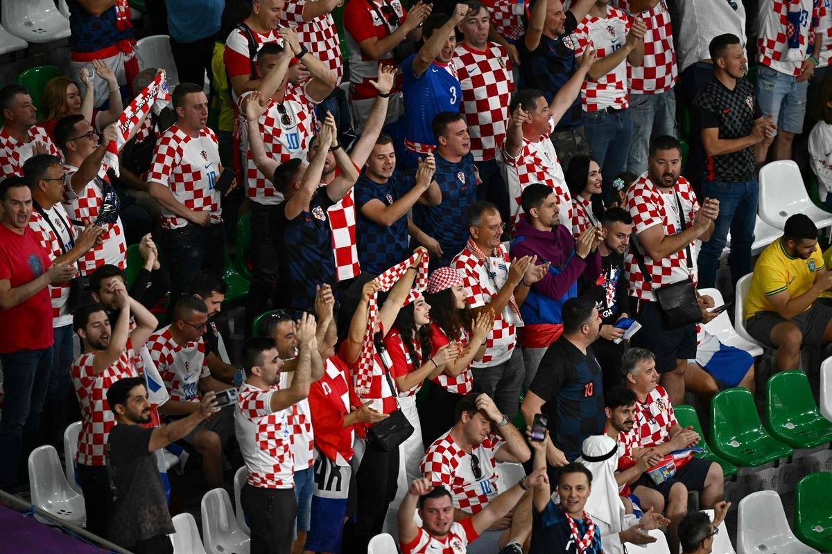 Fotos das torcidas de Brasil e Crocia no Estdio da Educao, em Al-Rayyan, no Catar, em duelo pelas quartas de final da Copa do Mundo