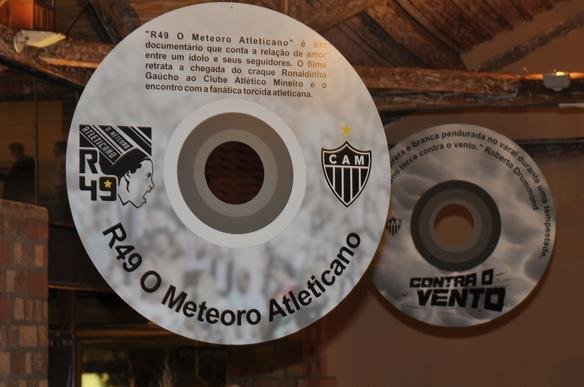 Antes de embarcar para o Marrocos, Ronaldinho lanou em Belo Horizonte o DVD 'R49, O Meteoro Atleticano'