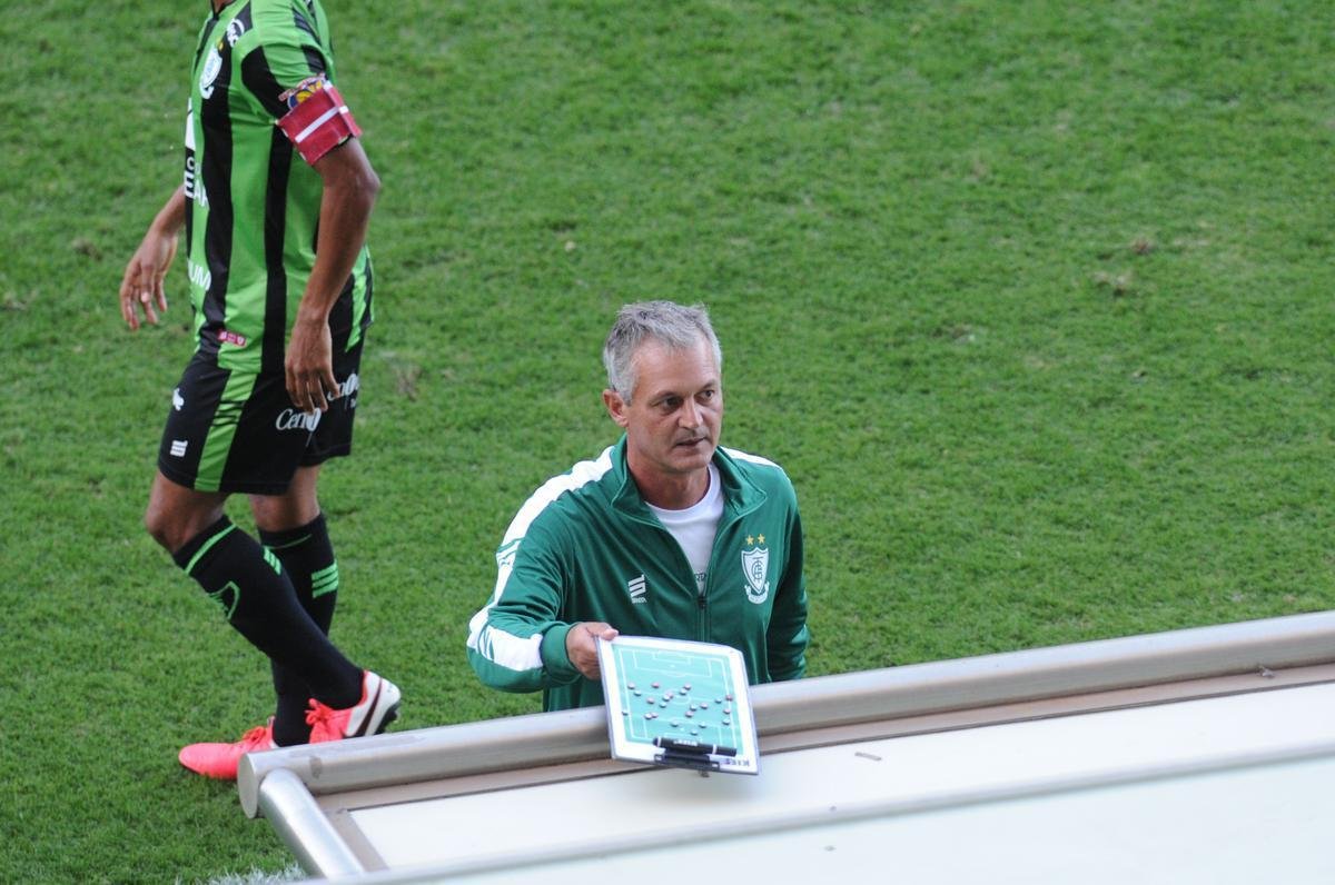 Amrica saiu na frente com gol contra marcado pelo zagueiro Luciano Castn, do CSA: 1 a 0