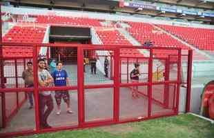 Fotos do treino do Cruzeiro no estdio Libertadores de Amrica, casa do Independiente, em Avellaneda. Time celeste fechou preparao para o jogo contra o Racing, s 21h30 desta tera-feira, no El Cilindro, pela primeira rodada do Grupo 5 da Copa Libertadores (Ramon Lisboa/EM D.A Press)